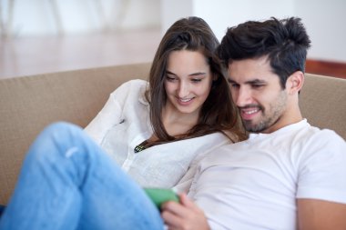 modern ev tablet bilgisayar kullanarak çifte