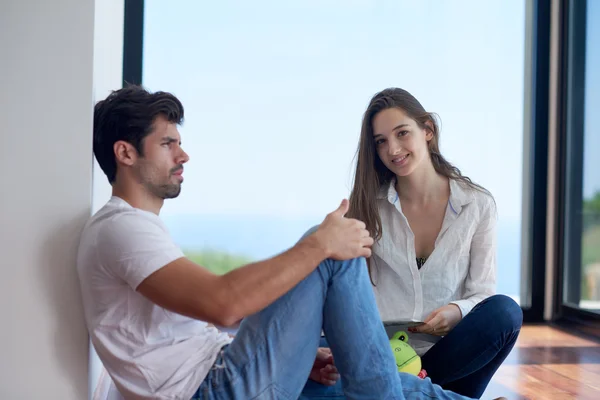 Relaxado jovem casal em casa — Fotografia de Stock