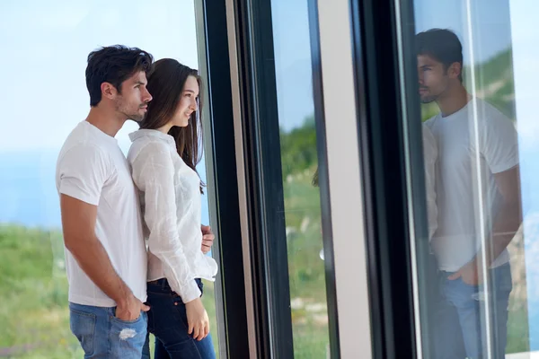 Relaxado jovem casal em casa — Fotografia de Stock