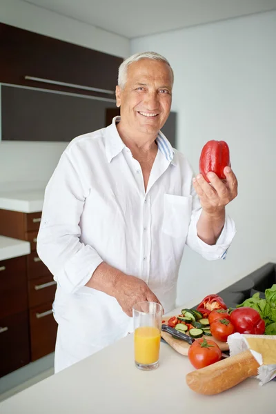 Man koken thuis bereiden van salade in de keuken — Stockfoto