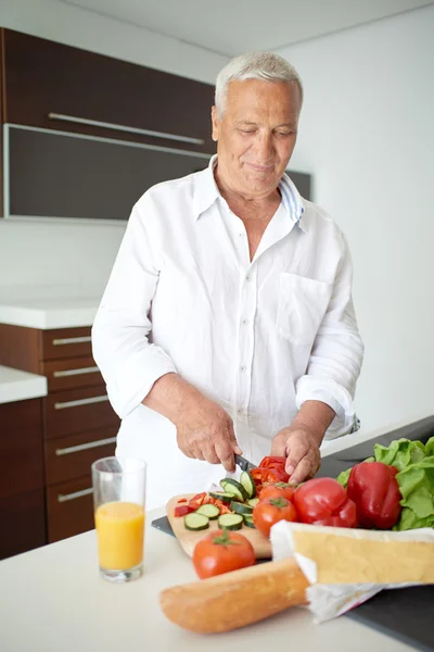 Homme cuisine à la maison préparation de salade dans la cuisine — Photo
