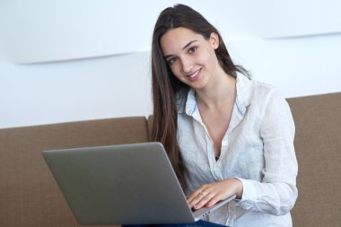 Dizüstü bilgisayarda çalışan kadın