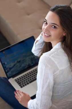 Dizüstü bilgisayarda çalışan kadın