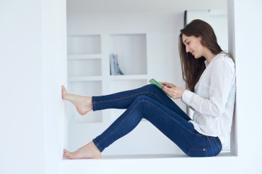 kadın evde tablet kullanma