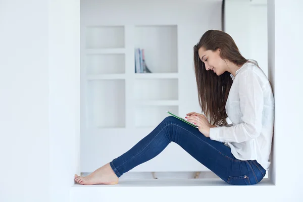 Woman at home using tablet — Stock Photo, Image