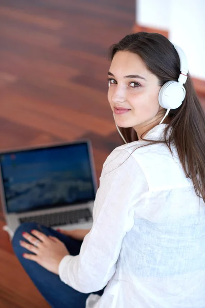 Relaxed young woman at home working — Stock Photo, Image