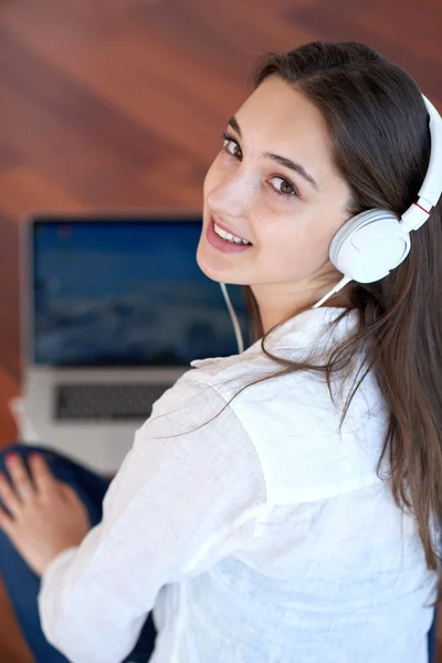 Relaxado jovem mulher em casa trabalhando — Fotografia de Stock