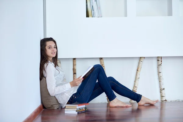 Hermosa joven leyendo libros — Foto de Stock