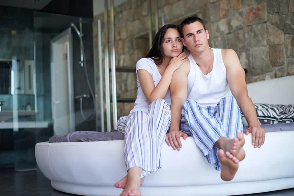 Casal relaxante e se divertindo na cama — Fotografia de Stock