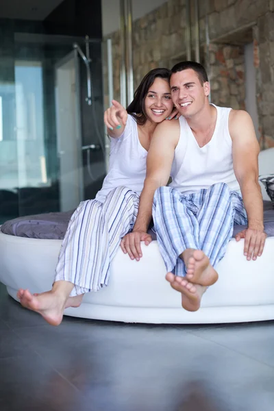 Paar ontspannen en plezier in bed — Stockfoto