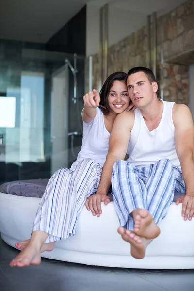 Paar entspannt und hat Spaß im Bett — Stockfoto