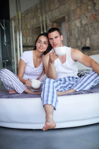 Casal relaxante e se divertindo na cama — Fotografia de Stock