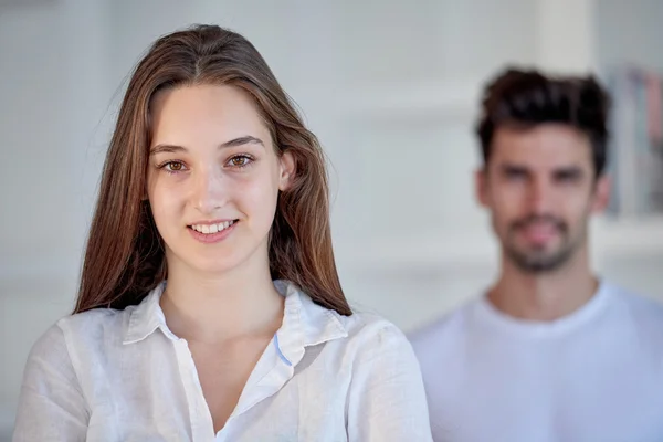 Coppia romantica divertirsi a casa moderna — Foto Stock