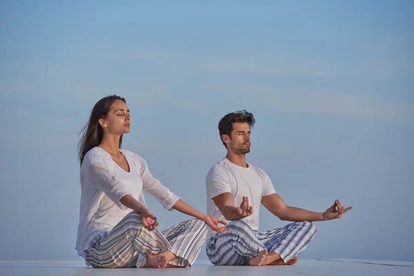 Jong paar oefenen yoga — Stockfoto