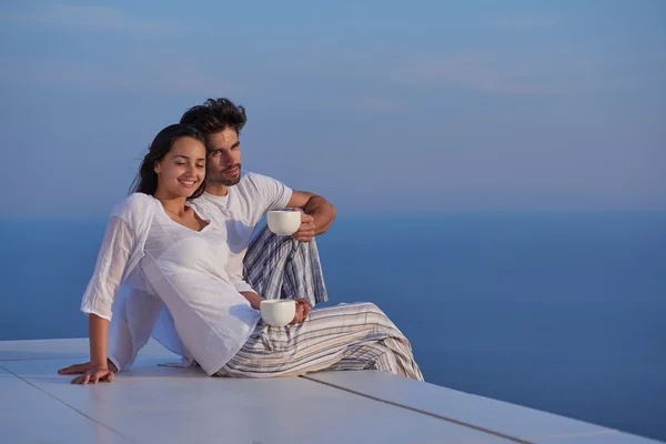 Jovem feliz casal romântico relaxante — Fotografia de Stock