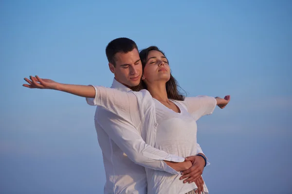 Casal relaxante em casa moderna terraço ao ar livre — Fotografia de Stock