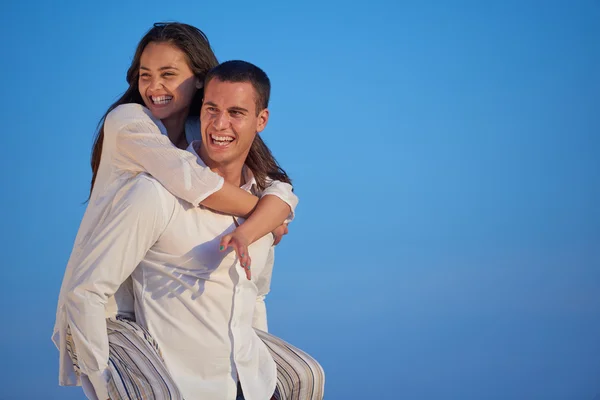 Casal relaxante em casa moderna terraço ao ar livre — Fotografia de Stock