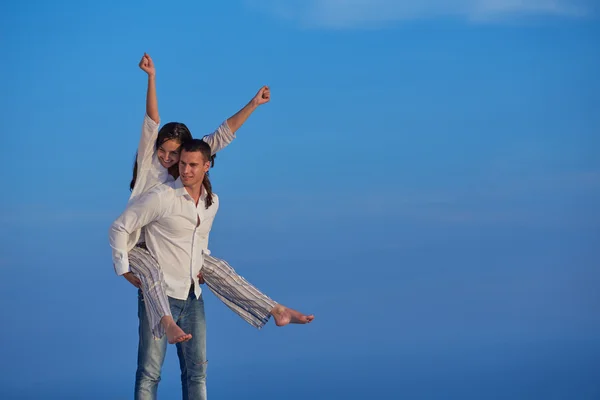 Paar entspannt auf der modernen heimischen Außenterrasse — Stockfoto