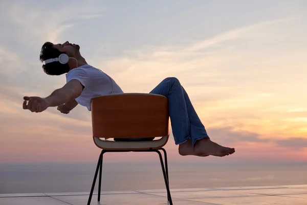 Relaxado jovem em casa na varanda — Fotografia de Stock