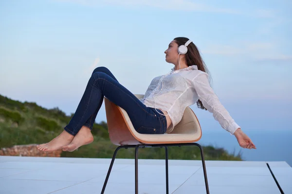 Jonge vrouw genieten van de zonsondergang — Stockfoto