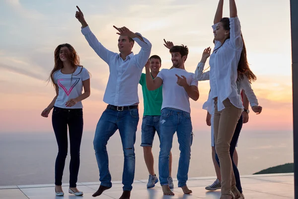 Party folk på sunset — Stockfoto