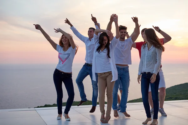 Party folk på sunset — Stockfoto