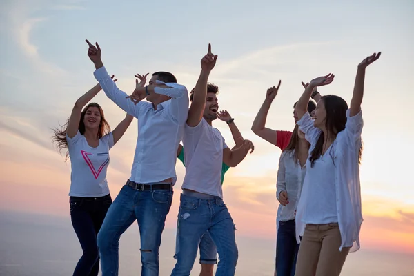 Partij mensen op zonsondergang — Stockfoto