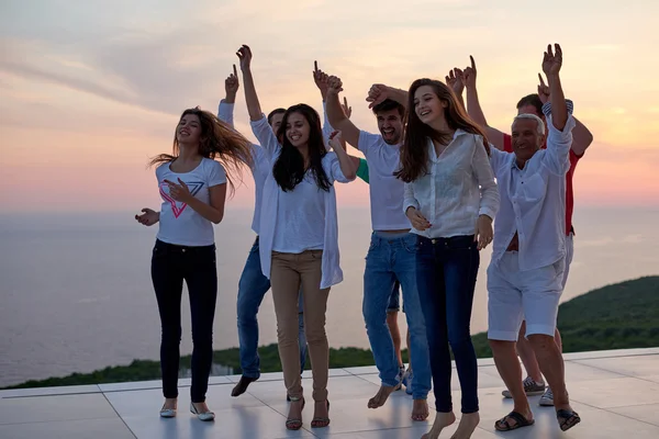 Partyvolk bei Sonnenuntergang — Stockfoto