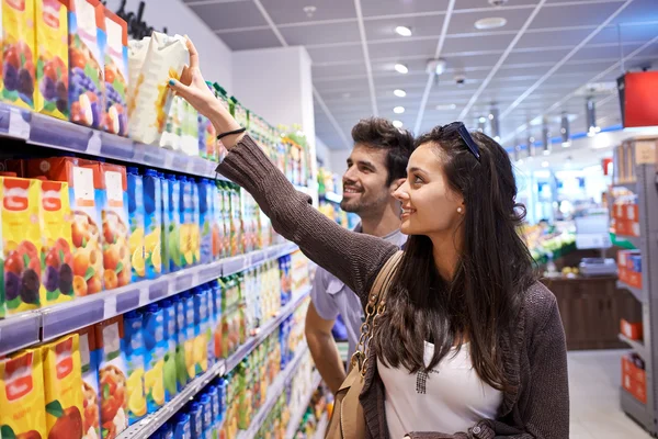 Couple faisant du shopping dans un supermarché — Photo