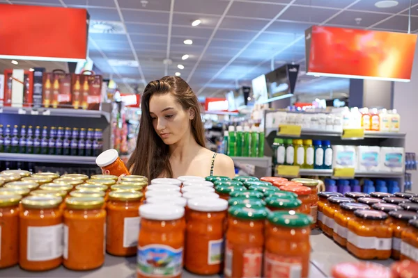 Jovem mulher compras — Fotografia de Stock