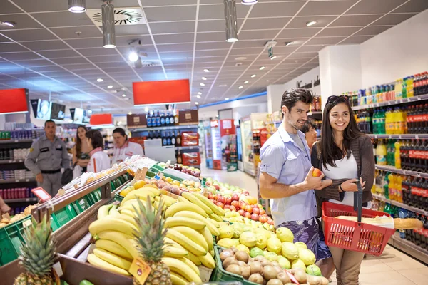 Пара покупок в супермаркете — стоковое фото
