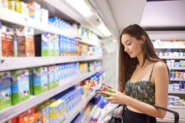 Young woman shopping — Stock Photo, Image