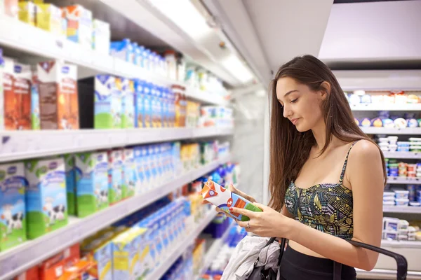 Junge Frau beim Einkaufen — Stockfoto