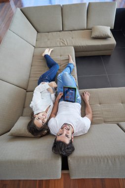 modern ev tablet bilgisayar kullanarak çifte