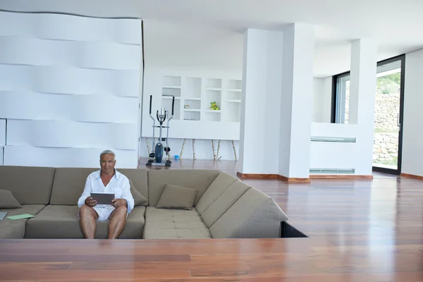 Homem idoso relaxando no sofá — Fotografia de Stock