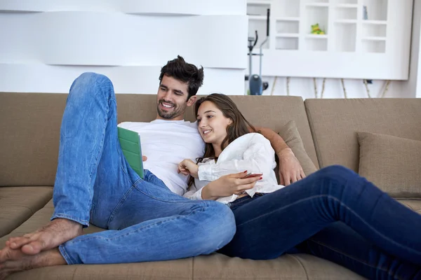 Pareja en el hogar moderno usando tableta ordenador — Foto de Stock