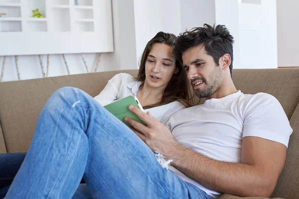 Casal em casa moderna usando computador tablet — Fotografia de Stock