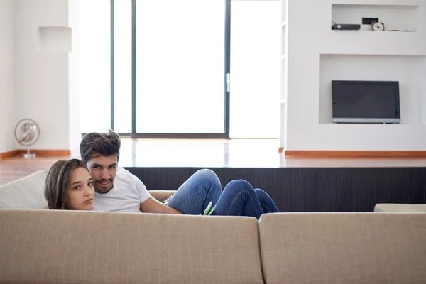 Relaxado jovem casal em casa — Fotografia de Stock