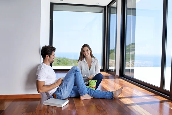 Relaxado jovem casal em casa — Fotografia de Stock