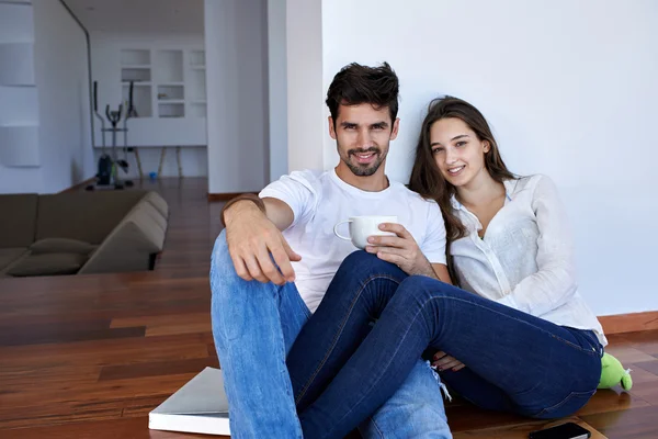 Relaxado jovem casal em casa — Fotografia de Stock