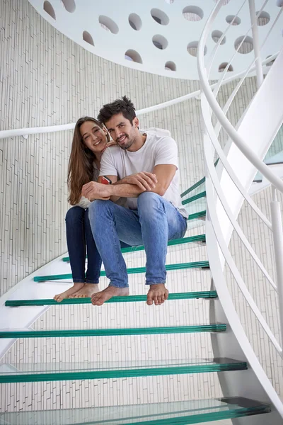 Jeune couple détendu à la maison escaliers — Photo