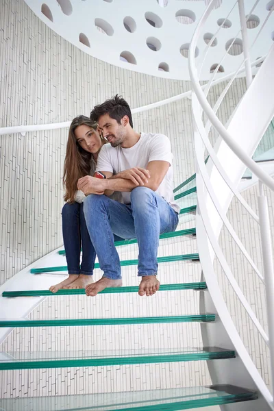 放松对年轻情侣在家里楼梯 — 图库照片