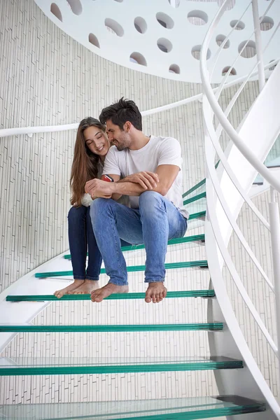 Relajada joven pareja en casa escaleras —  Fotos de Stock