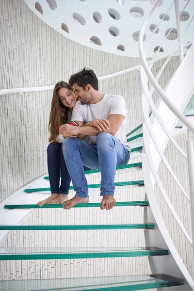 Jeune couple détendu à la maison escaliers — Photo