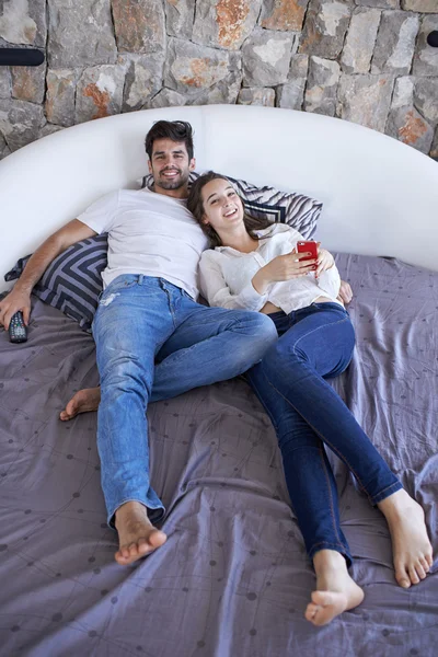 Casal relaxante e se divertindo na cama — Fotografia de Stock