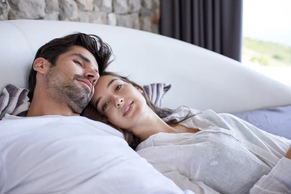 Casal relaxante e se divertindo na cama — Fotografia de Stock