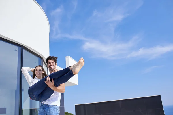 Paar op moderne huis buiten terras — Stockfoto