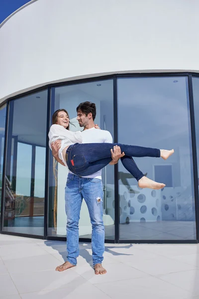 Casal em casa moderna terraço ao ar livre — Fotografia de Stock