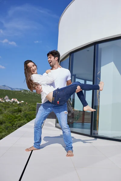 Casal em casa moderna terraço ao ar livre — Fotografia de Stock