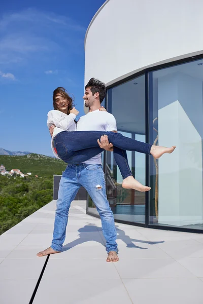 Couple à la maison moderne terrasse extérieure — Photo